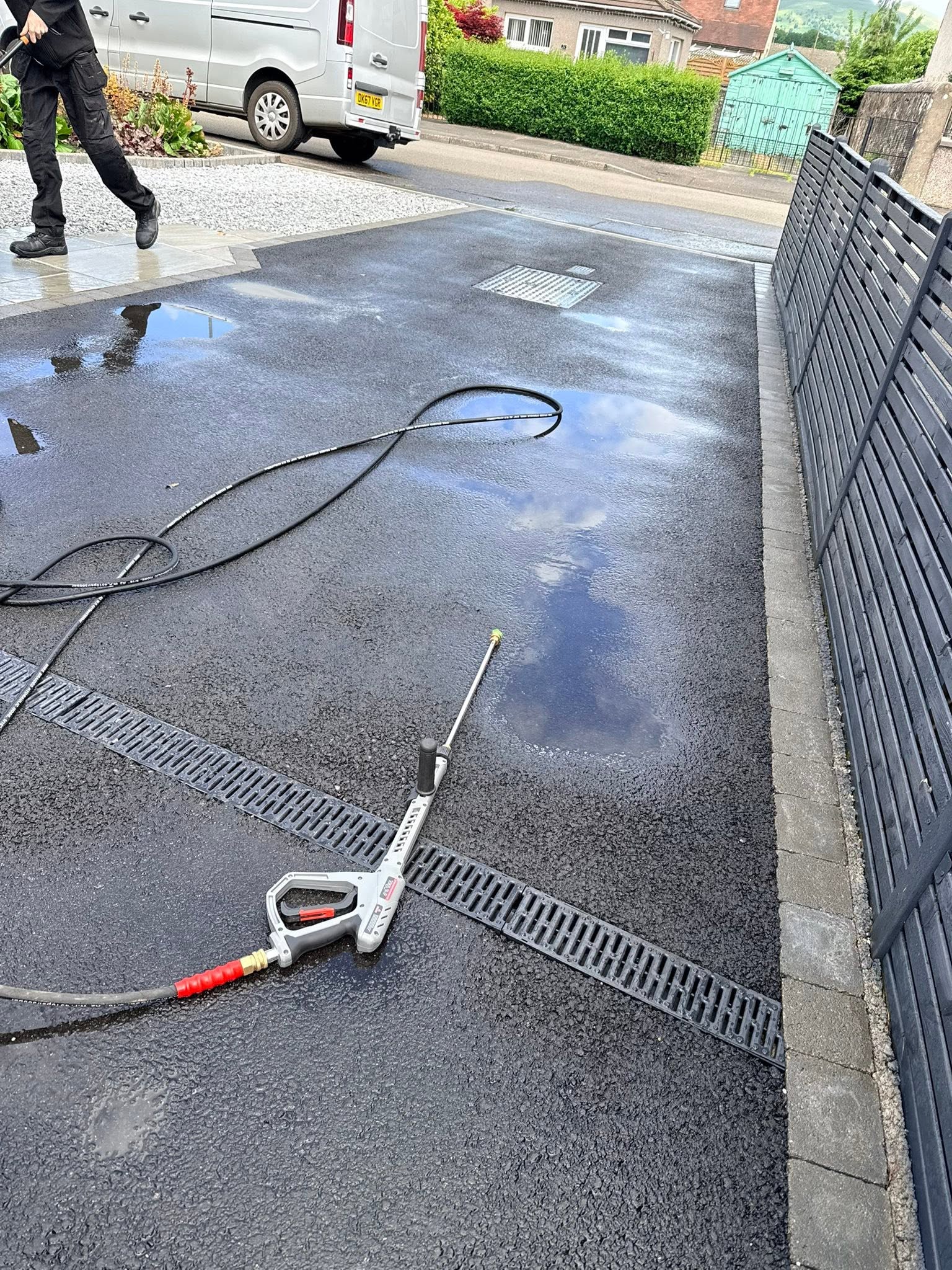 Pressure washing a tarmac driveway